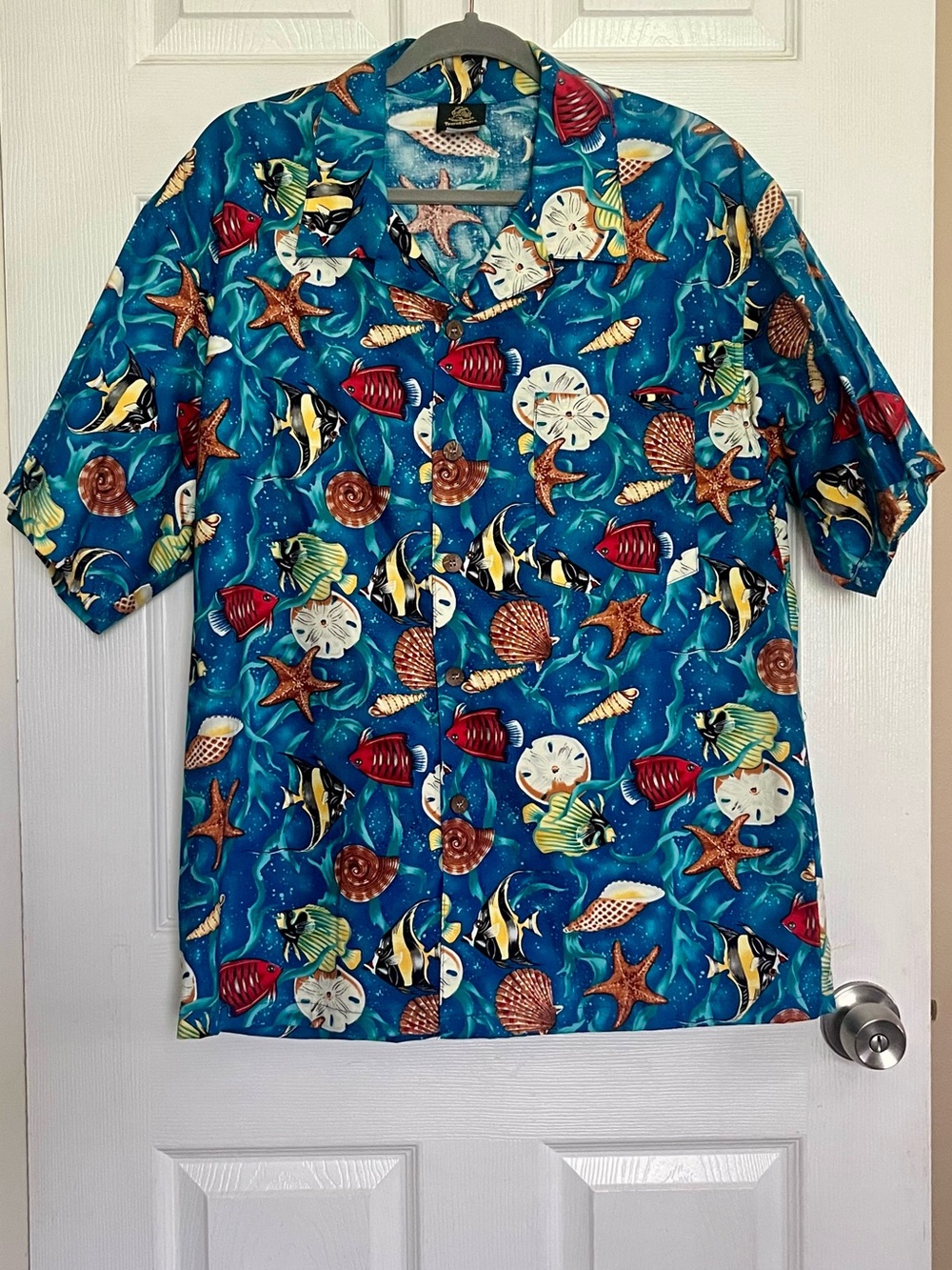 Barely worn blue Hawaiian shirt with ocean theme, 100% cotton
Size M